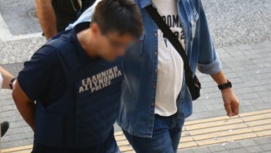 Υπό δρακόντεια μέτρα ασφαλείας οδηγήθηκε το πρωί της Κυριακής στον εισαγγελέα ο 50χρονος που ομολόγησε τη δολοφονία της 59χρονης