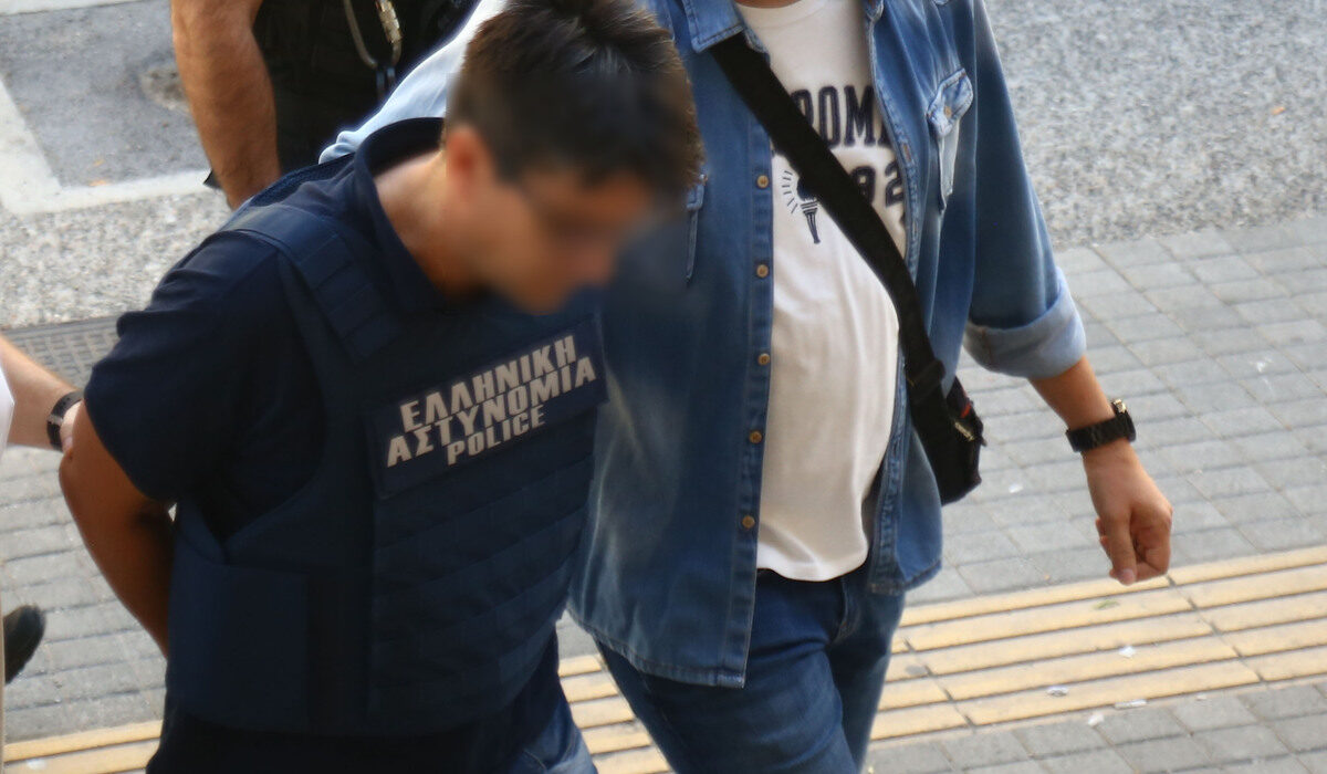 Υπό δρακόντεια μέτρα ασφαλείας οδηγήθηκε το πρωί της Κυριακής στον εισαγγελέα ο 50χρονος που ομολόγησε τη δολοφονία της 59χρονης