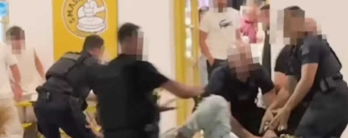 Σκηνές έντασης και πανικού εκτυλίχθηκαν χθες το βράδυ στη Μύκονο, έξω από γνωστό μπεργκεράδικο, όταν ομάδα Ιταλών τουριστών αντιστάθηκε