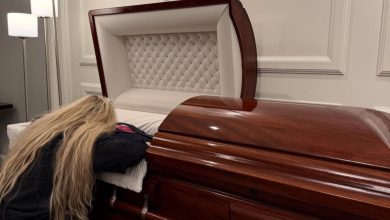 Συγκλονίζει η φιγούρα της Έρικα Κερκ , καθώς η νεαρή χήρα δεν άντεξε το βάρος της απώλειας και κατέρρευσε πάνω στο φέρετρο του μόλις