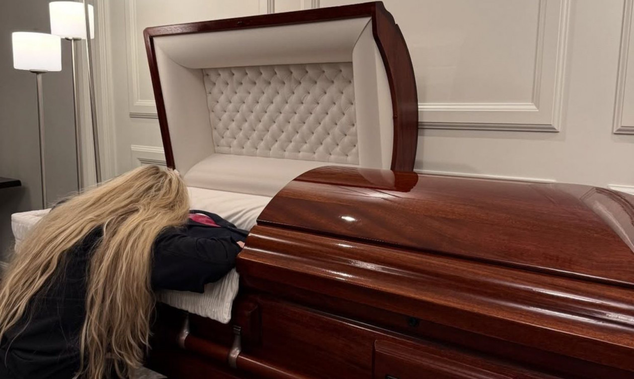 Συγκλονίζει η φιγούρα της Έρικα Κερκ , καθώς η νεαρή χήρα δεν άντεξε το βάρος της απώλειας και κατέρρευσε πάνω στο φέρετρο του μόλις