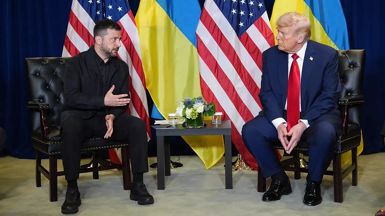 Ο πρόεδρος της Ουκρανίας, Βολοντίμιρ Ζελένσκι εξέφρασε την έκπληξή του για την ξαφνική αλλαγή της στάσης του Προέδρου των ΗΠΑ