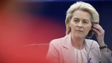 'Ενα κύμα οργής και απογοήτευσης σαρώνει την Ευρώπη, καθώς οι πολίτες βλέπουν την εμπορική συμφωνία ΗΠΑ-ΕΕ, που υπεγράφη τον Ιούλιο του 2025