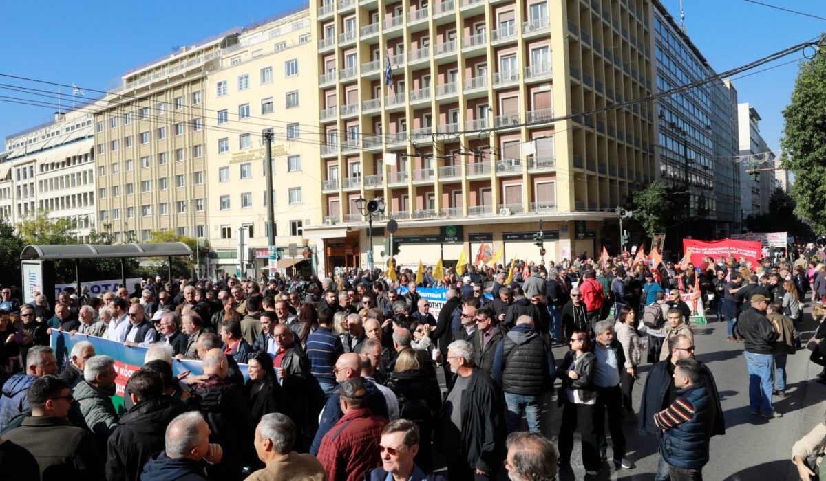 Η χώρα τίθεται σε απεργιακό κλοιό την Τετάρτη 1 Οκτωβρίου, καθώς εργαζόμενοι σε δημόσιο και ιδιωτικό τομέα θα συμμετάσχουν στην 24ωρη