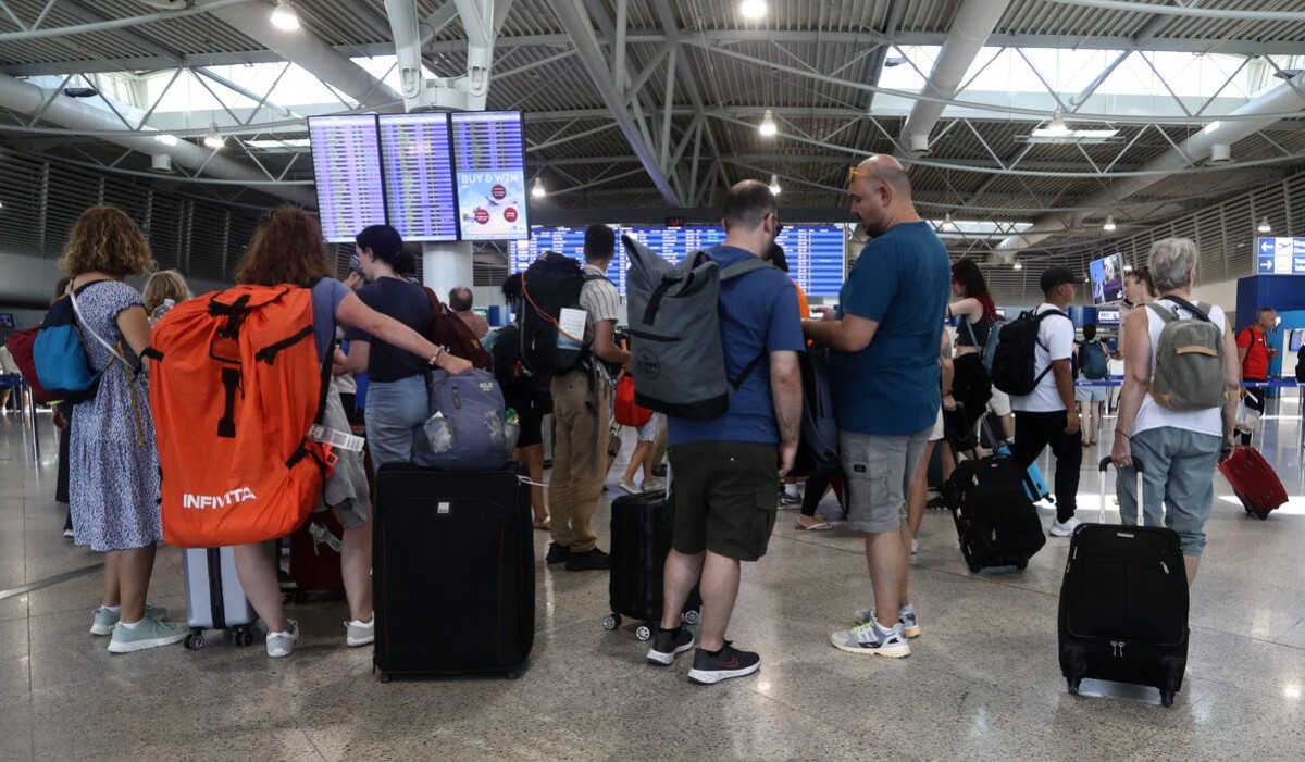 Τα προβλήματα στο μεγαλύτερο αεροδρόμιο της χώρας συνεχίζονται , προκαλώντας ταλαιπωρία σε χιλιάδες επιβάτες.