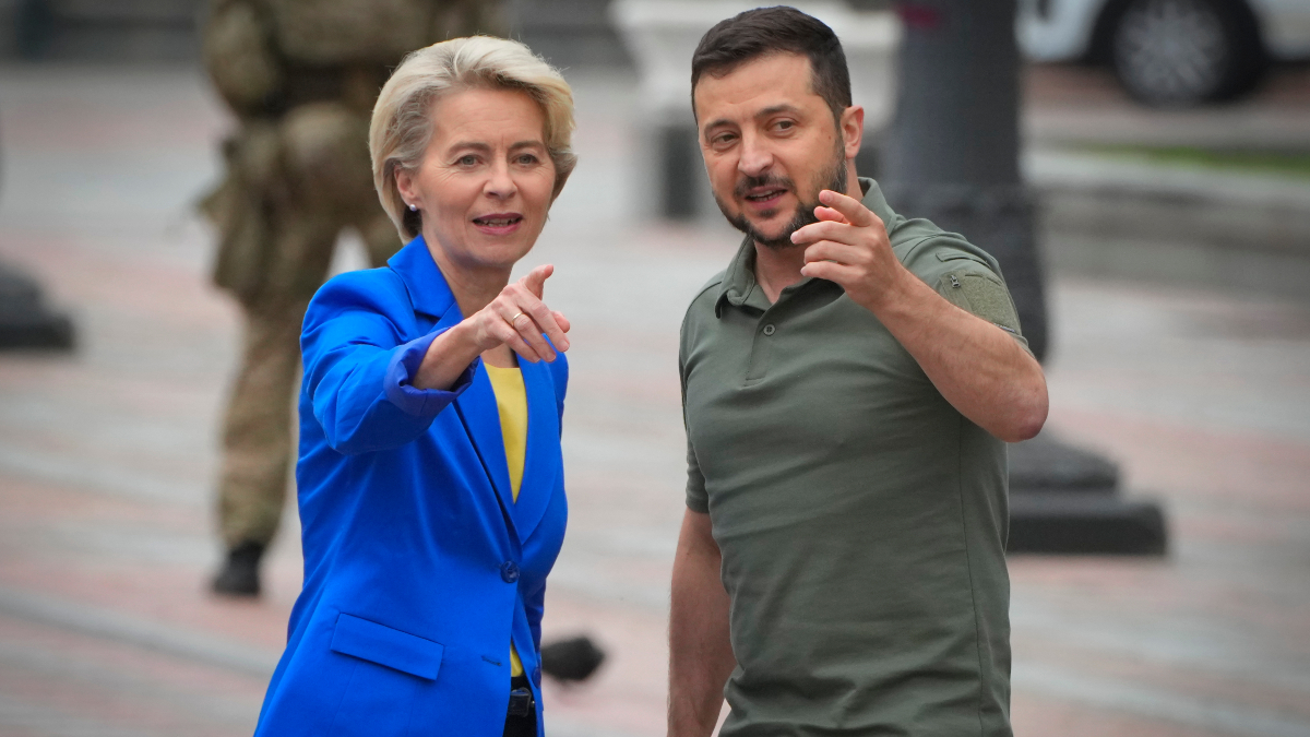 Η Ευρωπαϊκή Ένωση επιχειρεί με νομικά τρικ να αξιοποιήσει τα παγωμένα 200 δισ. της Ρωσίας. Τα «νομοτεχνικά» τερτίπια που εξετάζει η Κομισιόν