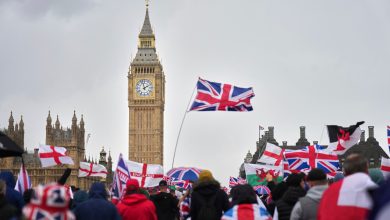 Το Λονδίνο βρέθηκε σήμερα, Σάββατο, στο επίκεντρο μαζικών κινητοποιήσεων, με χιλιάδες διαδηλωτές να κατακλύζουν το κέντρο