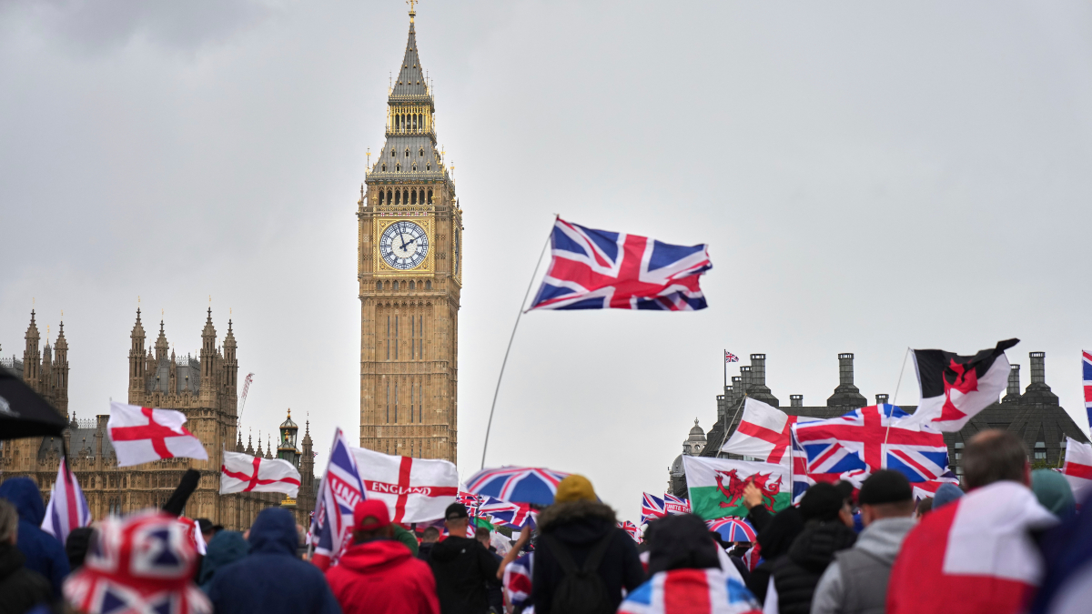 Το Λονδίνο βρέθηκε σήμερα, Σάββατο, στο επίκεντρο μαζικών κινητοποιήσεων, με χιλιάδες διαδηλωτές να κατακλύζουν το κέντρο