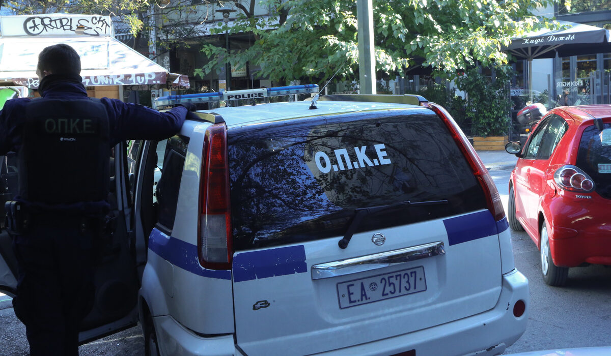 Σκηνές τρόμου εκτυλίχθηκαν μέρα μεσημέρι στην καρδιά της Αθήνας, όταν μια συμπλοκή κατέληξε σε μαχαίρωμα στην οδό Καποδιστρίου.