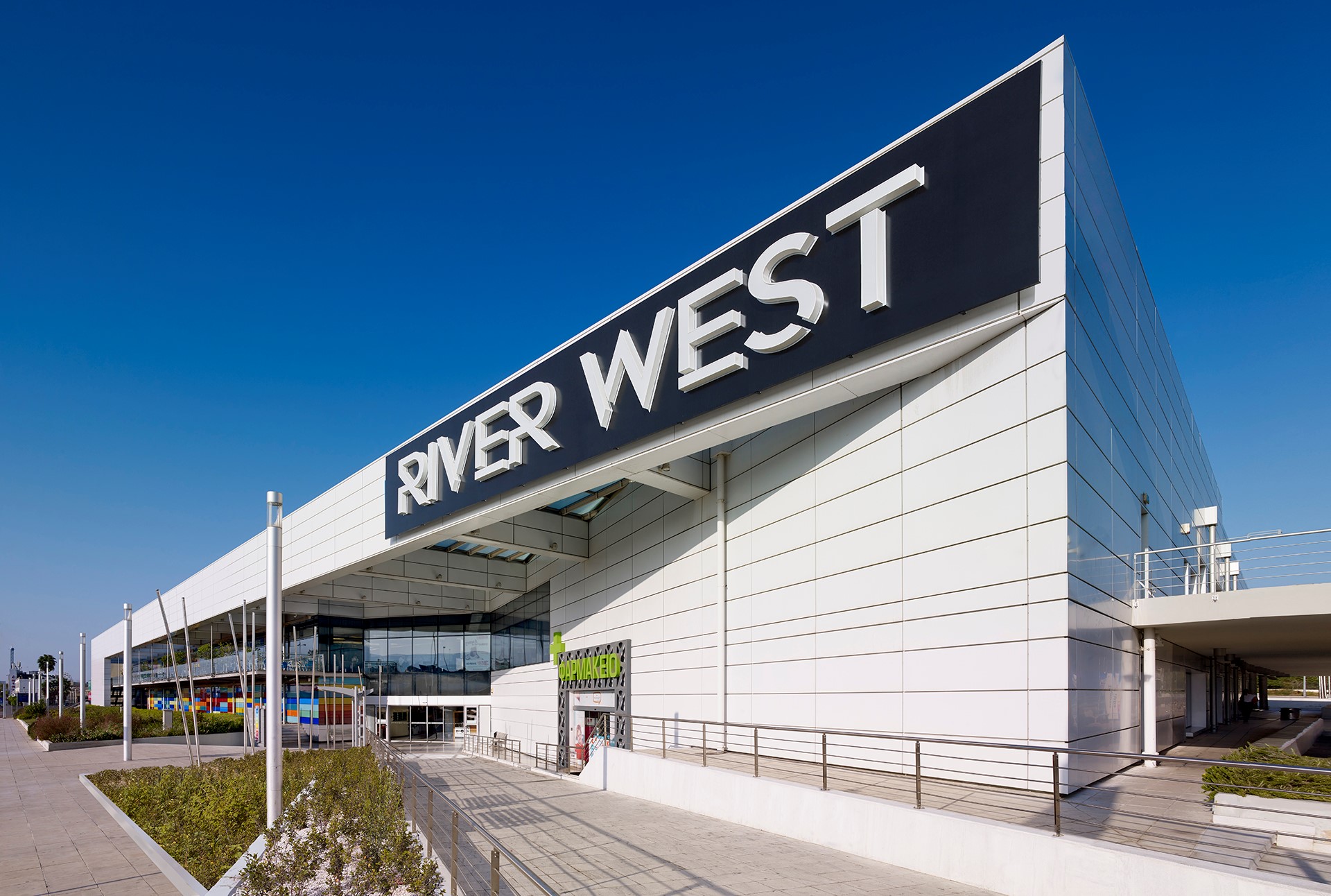 Συναγερμός σήμανε το μεσημέρι της Παρασκευής στο εμπορικό κέντρο River West, στον Κηφισό, στο ύψος του Αιγάλεω, μετά από απειλητικό