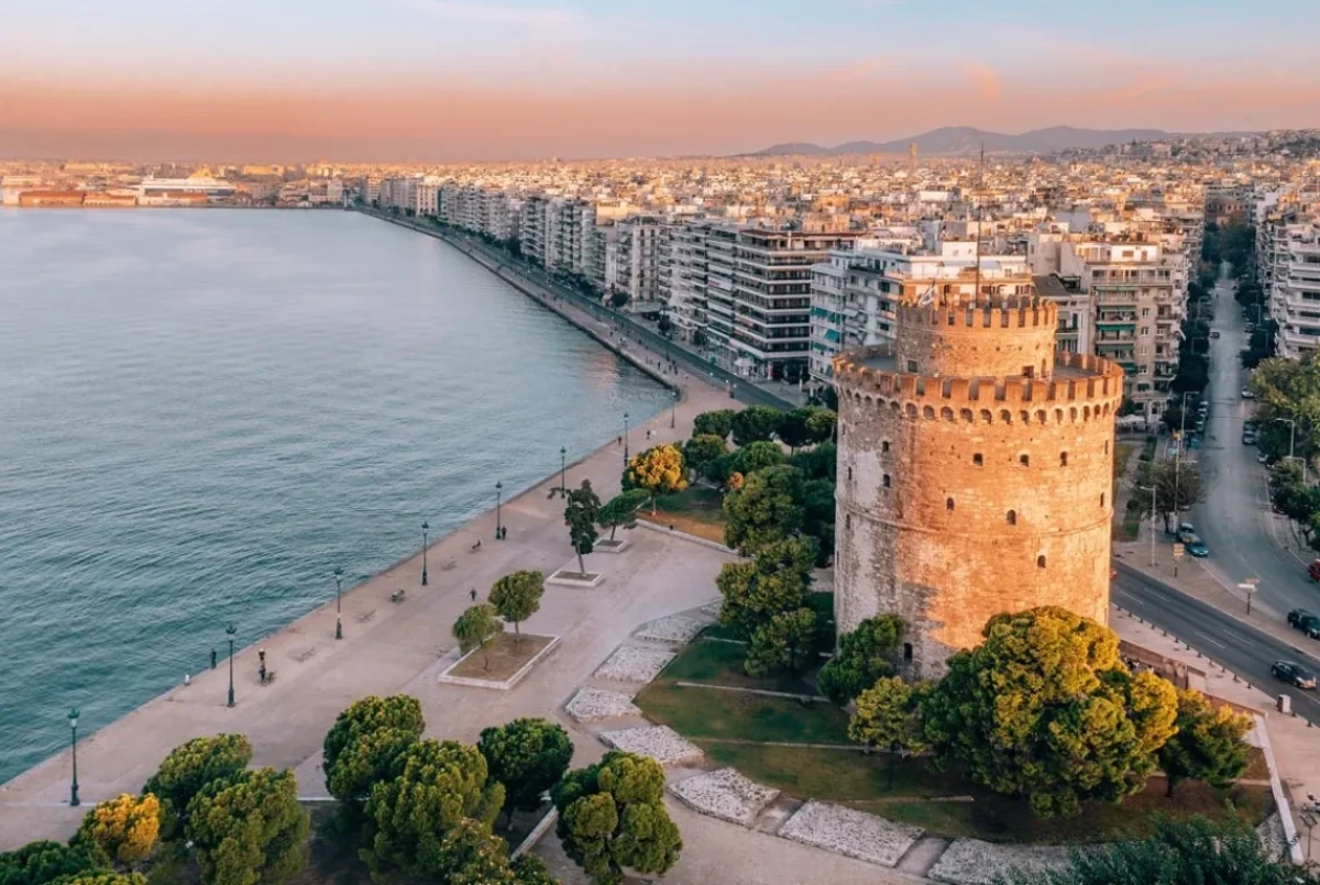 Σοκ έχει προκαλέσει στη Θεσσαλονίκη η είδηση ενός φρικτού οικογενειακού εγκλήματος στην ανατολική πλευρά της πόλης.