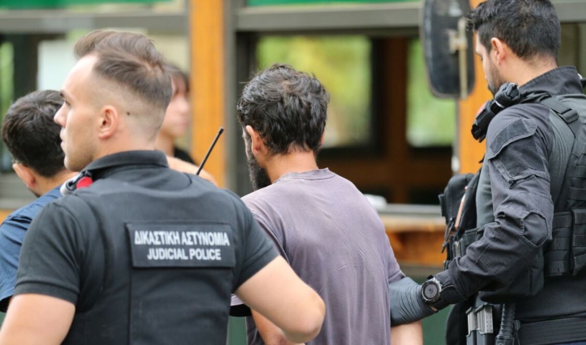 Προφυλακίστηκε ο 32χρονος «δράκος» του Αιγάλεω για σεξουαλικές επιθέσεις και εμπρησμό στον Υμηττό. Έρευνα για το άσυλο που είχε λάβει στην Ελλάδα.