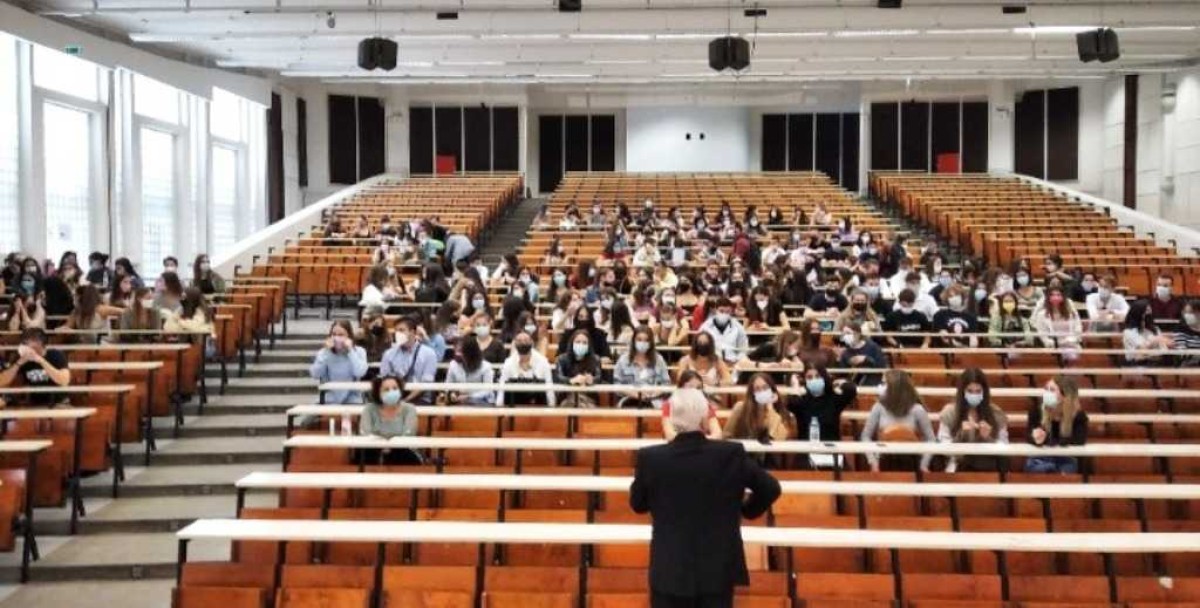 Η ακαδημαϊκή χρονιά 2025-2026 σηματοδοτεί την επίσημη είσοδο των ιδιωτικών πανεπιστημίων στην Ελλάδα, εγκαινιάζοντας μια νέα