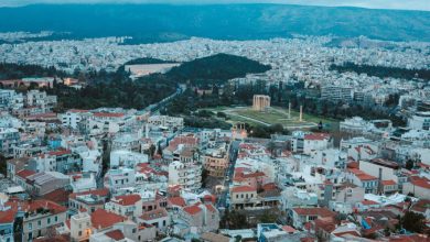 Μέσα σε μια Ελλάδα που βουλιάζει κάτω από το βάρος της φτώχειας, των ασφυκτικών χρεών και των δυσβάσταχτων φόρων, οι Έλληνες αναγκάζονται