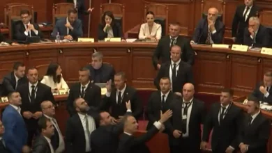 Σκηνές έντασης στο αλβανικό κοινοβούλιο μετά τον διορισμό της Ντιέλα, ενός ρομπότ AI, ως «Υπουργού Τεχνητής Νοημοσύνης». Αντιδράσεις, αποχωρήσεις και κατηγορίες για πολιτική προπαγάνδα.