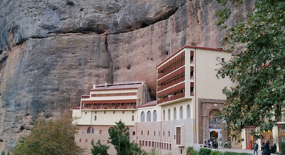 Σοβαρό πλήγμα δέχεται το κύρος της Εκκλησίας, καθώς η Ελληνική Αστυνομία πέρασε χειροπέδες στον ηγούμενο της ιστορικής Μονής