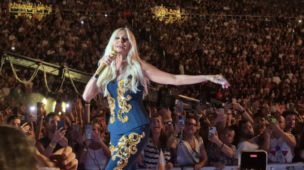 Το Παναθηναϊκό Στάδιο φόρεσε τα γιορτινά του και μετατράπηκε σε μια τεράστια μουσική αγκαλιά για να υποδεχθεί την Άννα Βίσση.