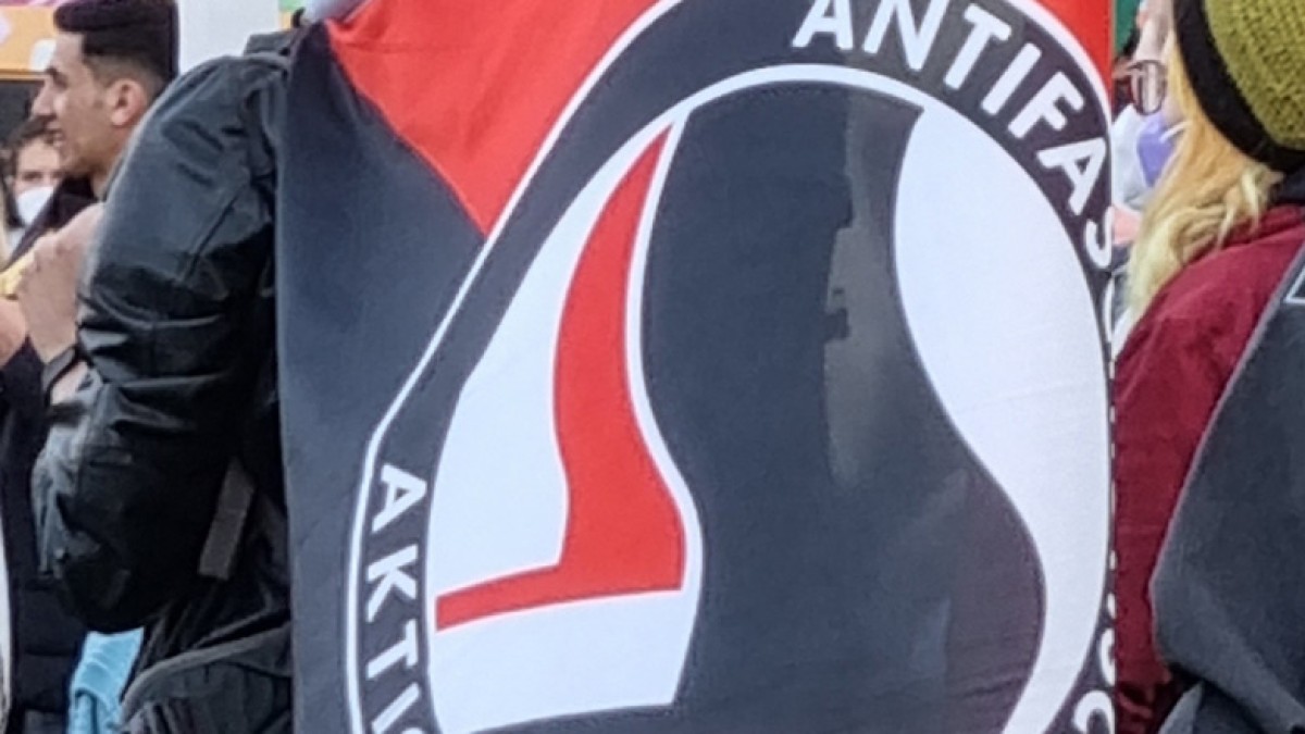 Ο Ντόναλντ Τραμπ χαρακτήρισε την Antifa «τρομοκρατική οργάνωση» μέσω Truth Social, μετά τη δολοφονία του υπερσυντηρητικού influencer Τσάρλι Κερκ.