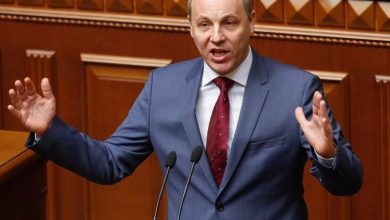 Η εν ψυχρώ εκτέλεση με οκτώ σφαίρες του 54χρονου Ουκρανού πολιτικού Αντρίι Παρούμπιι, σε δρόμο της Λβιβ, άνοιξε εκ νέου το κεφάλαιο