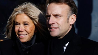 Ο Εμανουέλ και η Μπριζίτ Μακρόν καταθέτουν επιστημονικά στοιχεία και φωτογραφίες στο δικαστήριο, απαντώντας στις θεωρίες συνωμοσίας της Κάντας Όουενς