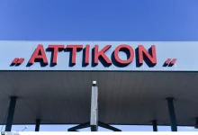 Σε οριακό σημείο βρίσκεται ξανά το νοσοκομείο «Αττικόν», με τους διαδρόμους να έχουν κατακλυστεί από ράντζα και φορεία.