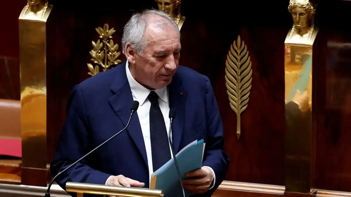 Στις 15:00 τοπική ώρα (16:00 ώρα Ελλάδας) ξεκίνησε στο Παρίσι η καθοριστική συνεδρίαση της γαλλικής Εθνοσυνέλευσης