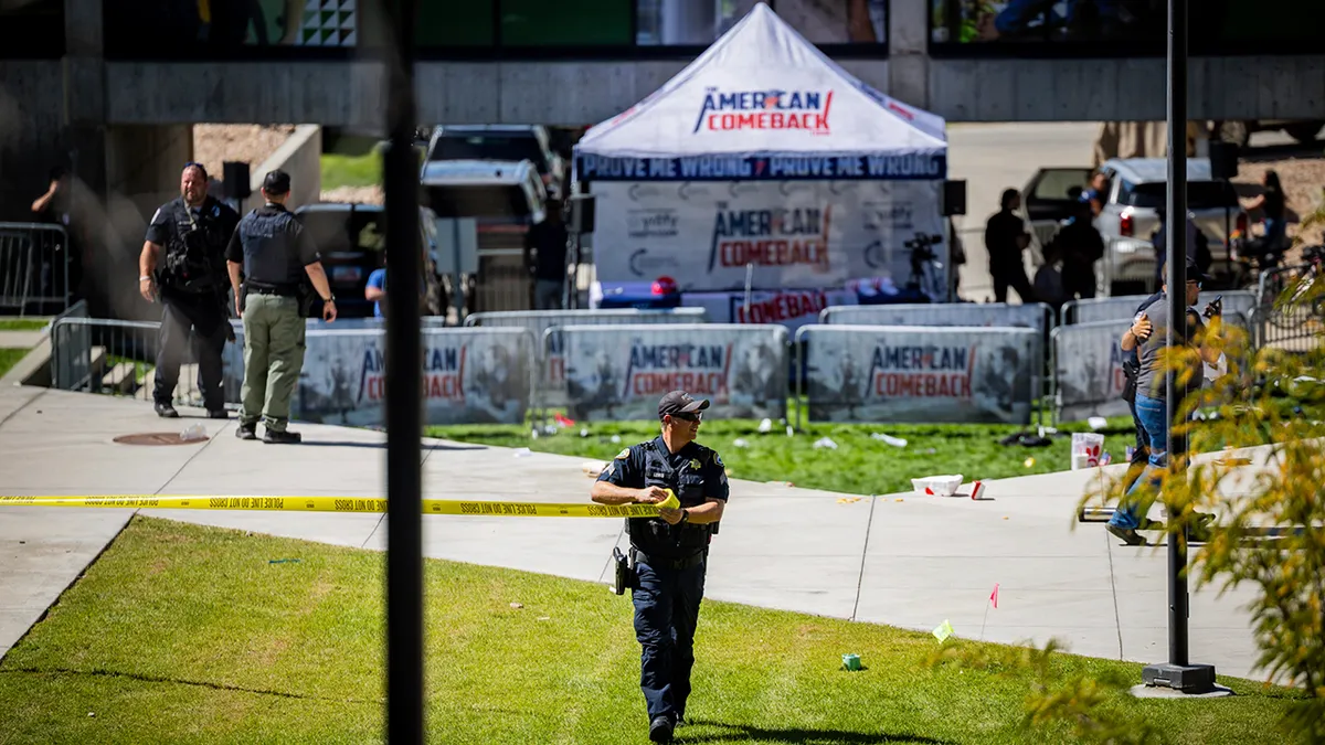Στο φως της δημοσιότητας έρχονται νέες λεπτομέρειες για τη δολοφονία του Τσάρλι Κερκ σε πανεπιστημιούπολη της Γιούτα. Το FBI και οι τοπικές