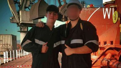 Σοκ και βαθιά θλίψη έχει προκαλέσει η τραγική απώλεια ενός νεαρού ναυτικού στο πλοίο Blue Star Chios, όταν παγιδεύτηκε σε συρόμενη πόρτα