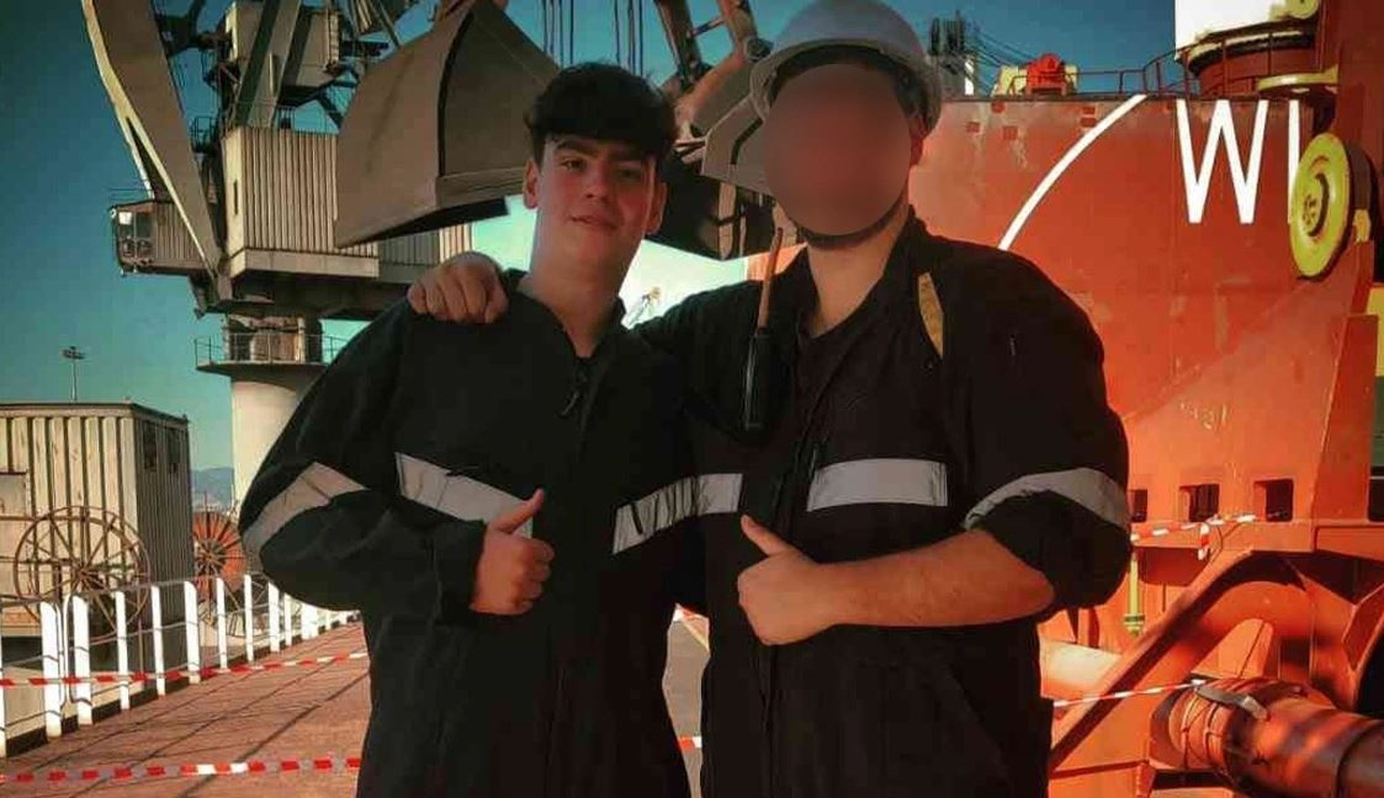 Σοκ και βαθιά θλίψη έχει προκαλέσει η τραγική απώλεια ενός νεαρού ναυτικού στο πλοίο Blue Star Chios, όταν παγιδεύτηκε σε συρόμενη πόρτα