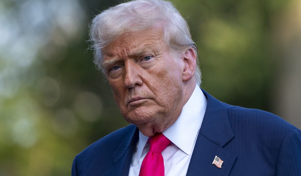 Ο Ντόναλντ Τραμπ επαναφέρει στο προσκήνιο ένα ζήτημα που έχει προκαλέσει έντονες πολιτικές και νομικές συζητήσεις.