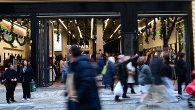 Η ακρίβεια συνεχίζει να «στριμώχνει» τα ελληνικά νοικοκυριά, με αποτέλεσμα οι μισθοί να μην επαρκούν ούτε για τα μισά έξοδα