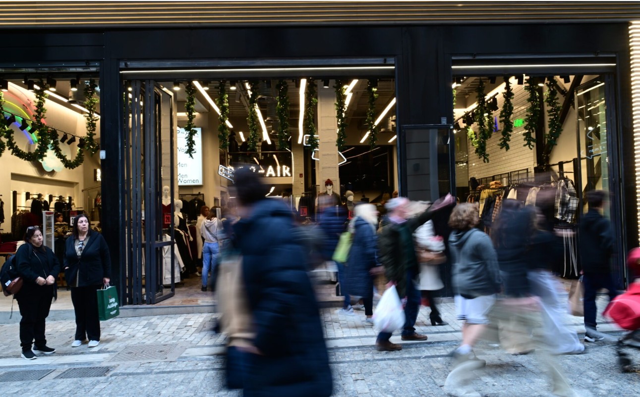 Η ακρίβεια συνεχίζει να «στριμώχνει» τα ελληνικά νοικοκυριά, με αποτέλεσμα οι μισθοί να μην επαρκούν ούτε για τα μισά έξοδα