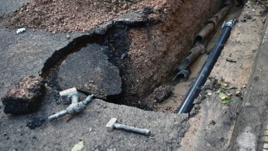 Ένα χάος επικρατεί από το πρωί στην Λεωφόρο Μαρκοπούλου, όταν το σπάσιμο ενός αγωγού είχε σαν αποτελέσμα όχι μόνο ο δρόμος να πλημμυρίσει