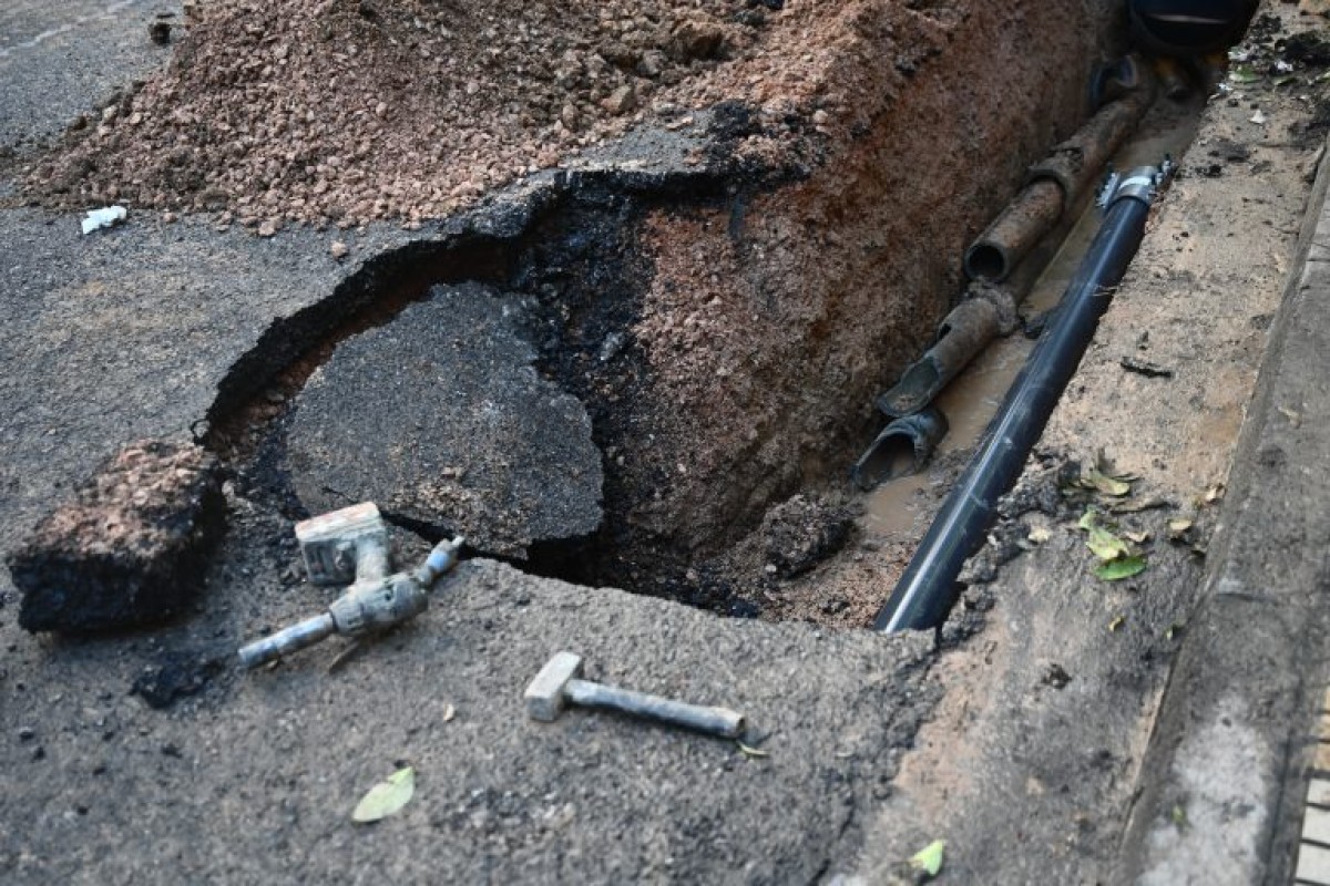 Ένα χάος επικρατεί από το πρωί στην Λεωφόρο Μαρκοπούλου, όταν το σπάσιμο ενός αγωγού είχε σαν αποτελέσμα όχι μόνο ο δρόμος να πλημμυρίσει