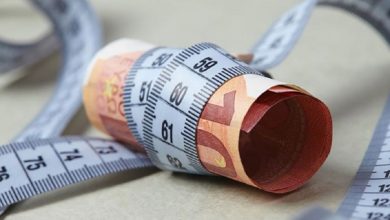 Η ακρίβεια έχει γίνει ο εφιάλτης των Ελλήνων, στραγγαλίζοντας τα νοικοκυριά που δυσκολεύονται να εξασφαλίσουν ακόμα και τα βασικά προϊόντα διατροφής.