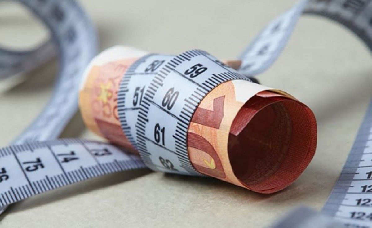 Η ακρίβεια έχει γίνει ο εφιάλτης των Ελλήνων, στραγγαλίζοντας τα νοικοκυριά που δυσκολεύονται να εξασφαλίσουν ακόμα και τα βασικά προϊόντα διατροφής.