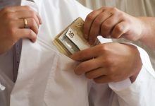 Ο διευθυντής της καρδιοχειρουργικής κλινικής του Ιπποκράτειου νοσοκομείου, ο οποίος είχε συλληφθεί επ’ αυτοφώρω με προσημειωμένα