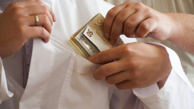 Ο διευθυντής της καρδιοχειρουργικής κλινικής του Ιπποκράτειου νοσοκομείου, ο οποίος είχε συλληφθεί επ’ αυτοφώρω με προσημειωμένα