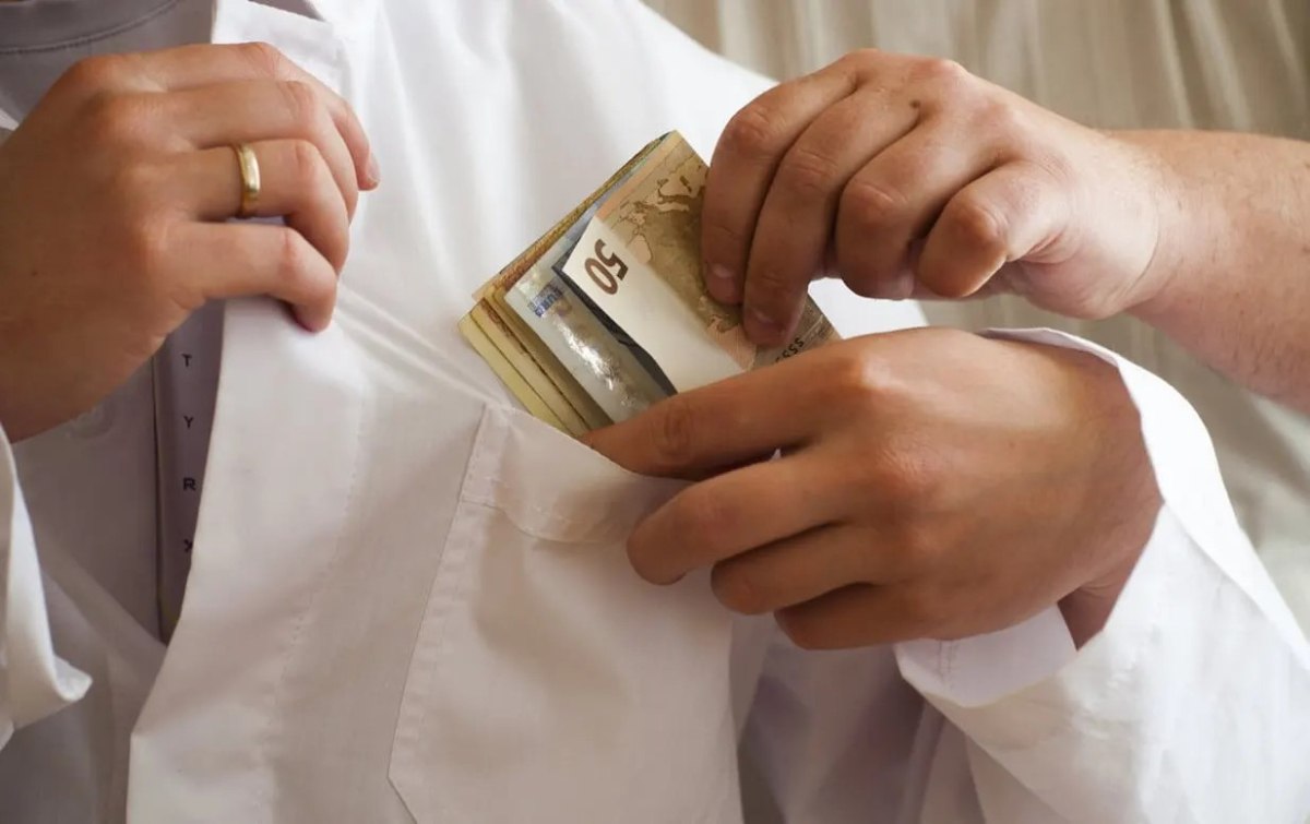 Ο διευθυντής της καρδιοχειρουργικής κλινικής του Ιπποκράτειου νοσοκομείου, ο οποίος είχε συλληφθεί επ’ αυτοφώρω με προσημειωμένα