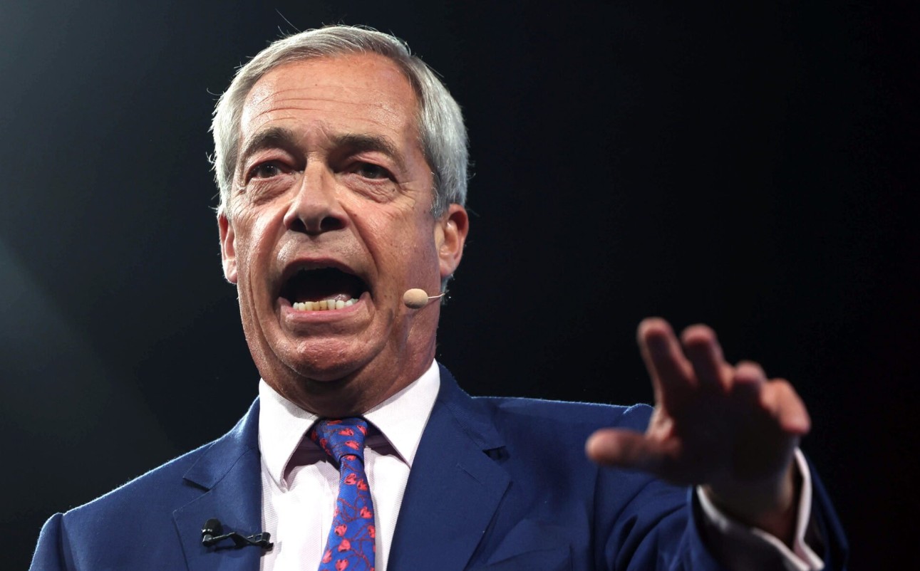 Η συζήτηση για τη μεταναστευτική πολιτική στη Βρετανία εισέρχεται σε νέα, πιο σκληρή φάση, καθώς ο Νάιτζελ Φάρατζ –επικεφαλής του Reform