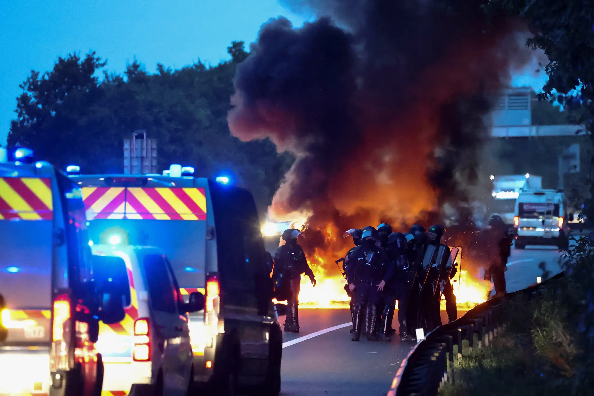 Η Γαλλία βυθίζεται σε μια νέα περίοδο κοινωνικής αναταραχής, με τα πρώτα επεισόδια να ξεσπούν ήδη από τις πρωινές ώρες, μόλις λίγες