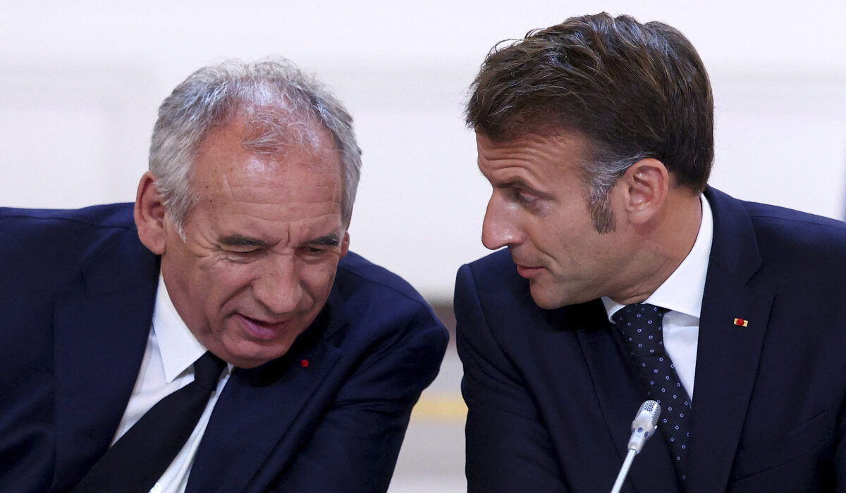 Η πολιτική σκηνή στη Γαλλία δοκιμάζεται για ακόμη μια φορά, καθώς η χώρα ενδέχεται να βρεθεί με πέμπτο πρωθυπουργό σε λιγότερο