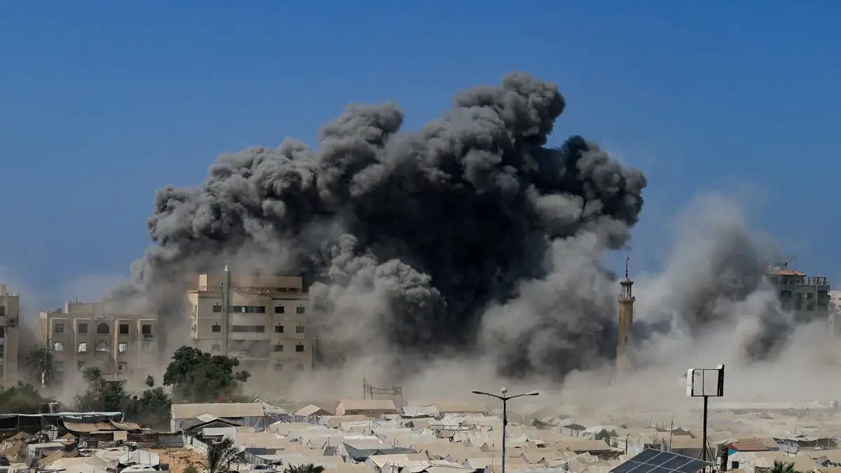 Σοκαριστικές εικόνες φέρνουν στο φως τα καταστροφικά πλήγματα που εξαπέλυσαν σήμερα οι ισραηλινές στρατιωτικές δυνάμεις στην πόλη