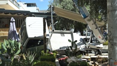 Συναγερμός σήμανε το μεσημέρι του Σαββάτου στη Γλυφάδα, όταν ένα γερανοφόρο όχημα έχασε τον έλεγχο και προσέκρουσε σε καφετέρια