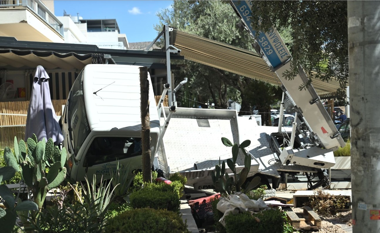 Συναγερμός σήμανε το μεσημέρι του Σαββάτου στη Γλυφάδα, όταν ένα γερανοφόρο όχημα έχασε τον έλεγχο και προσέκρουσε σε καφετέρια