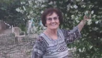 Με συγκίνηση και δάκρυα στα μάτια αποχαιρέτησαν συγγενείς, φίλοι και πλήθος κόσμου την 85χρονη Τιτίκα Βασιλοπούλου, τη γυναίκα