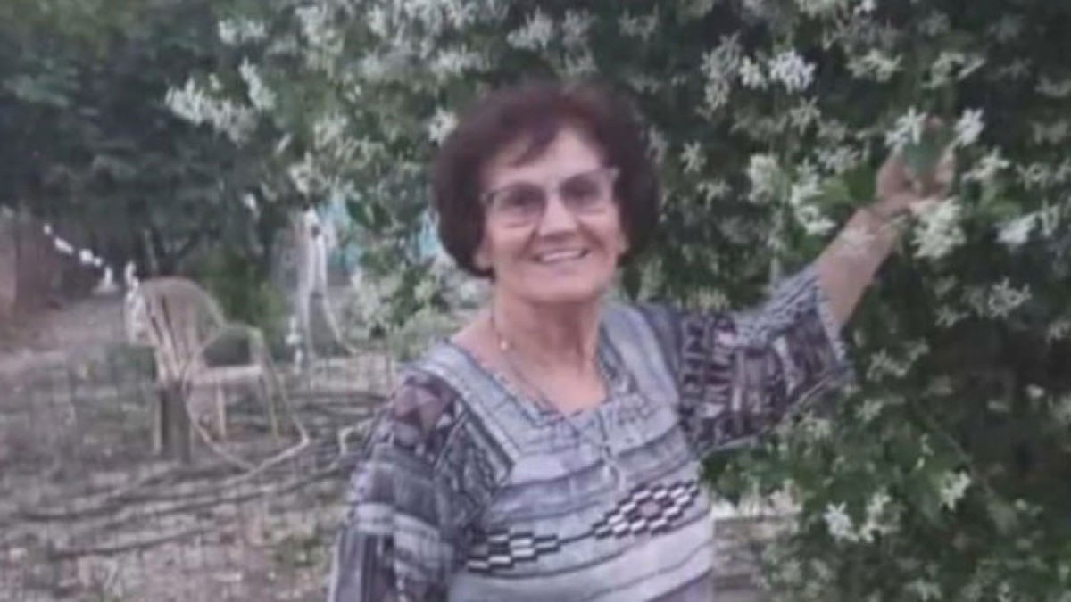 Με συγκίνηση και δάκρυα στα μάτια αποχαιρέτησαν συγγενείς, φίλοι και πλήθος κόσμου την 85χρονη Τιτίκα Βασιλοπούλου, τη γυναίκα