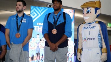 Σε ατμόσφαιρα ενθουσιασμού και περηφάνιας, πλήθος κόσμου υποδέχθηκε την Εθνική ομάδα στο αεροδρόμιο της Αθήνας