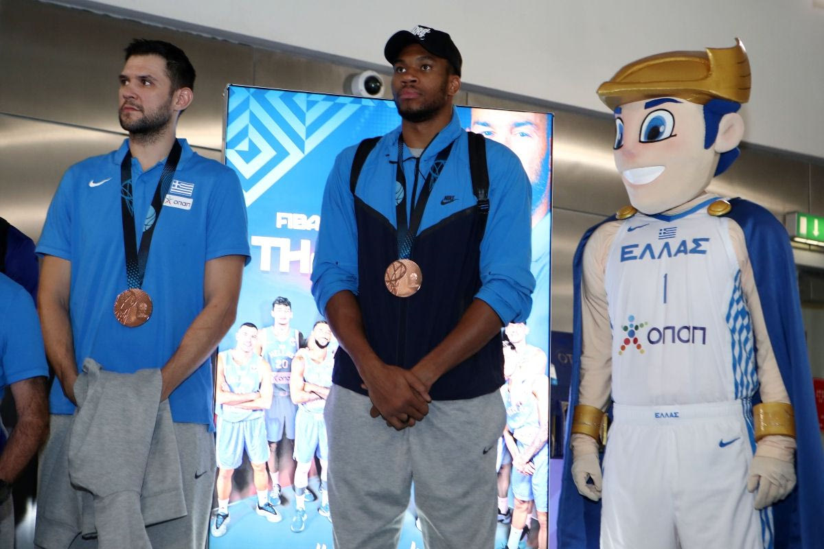 Σε ατμόσφαιρα ενθουσιασμού και περηφάνιας, πλήθος κόσμου υποδέχθηκε την Εθνική ομάδα στο αεροδρόμιο της Αθήνας