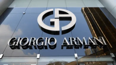 Ο Giorgio Armani θεωρείται ένας από τους πιο επιδραστικούς σχεδιαστές της Ιταλίας, έχοντας οικοδομήσει έναν οίκο μόδας πολυτελείας